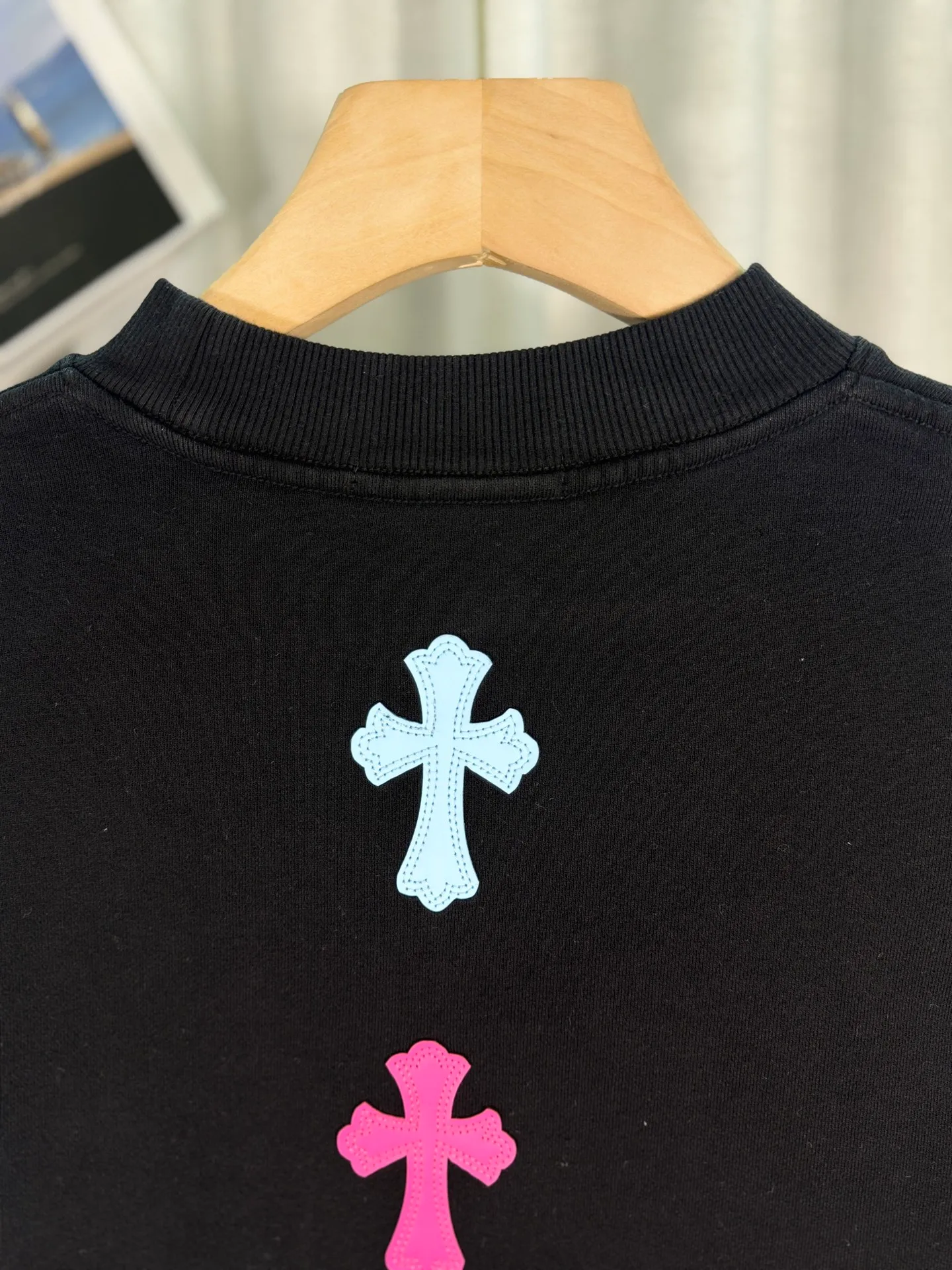 P260 top version, real shot without P, ​​different from market currency) 𝗖𝗵𝗿𝗼𝗺𝗲 𝗛𝗲𝗮𝗿𝘁𝘀/Cro Heart 2025 washed patch embroidery autumn and winter new original single counter American laser burnt 3D three-dimensional color embroidered couple casual sweatshirt 👑The highest version! Customized fabric 420g tripe terry fabric! American acid-washed and distressed original fabric laser burnt ✟appliqué embroidery and exquisite embroidery of letters! The best-selling model in the counter, very comfortable to wear. Accessories: original molded and authenticated collar label➕100% silk wash label. Genuine purchase-grade original hangtag➕matching hanging rope➕3D hanging beads➕original packaging bag. Craftsmanship: The original version has consistent wiring! The highest version of the armhole matching technique! Color: White Black Size: S M L XL Style No.: 9303